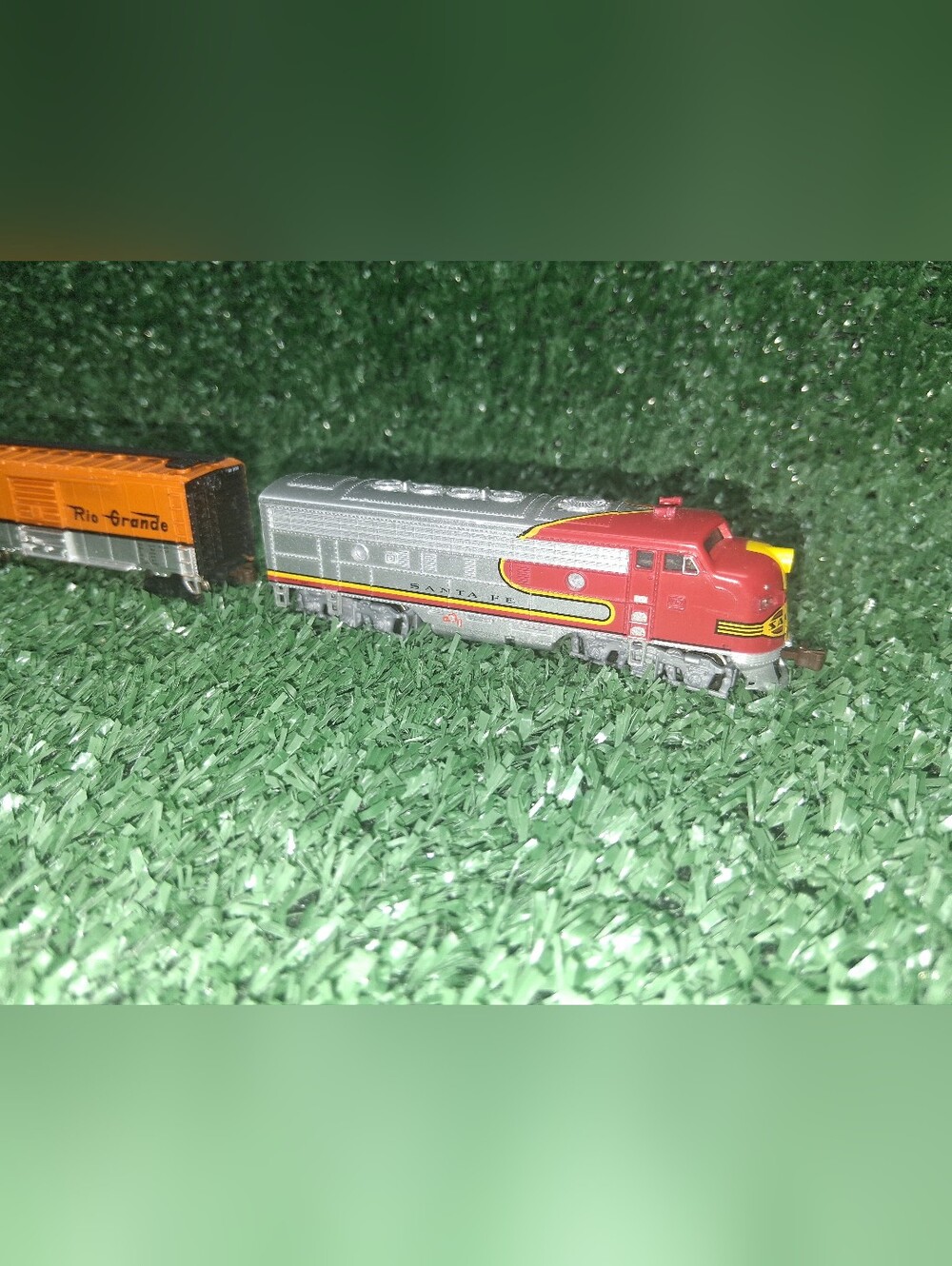 HO Bachmann Santa Fe 6067 Powered Diesel Locomotive Train & cars